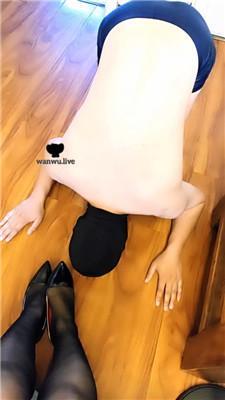 【美姿大大】高跟黑丝踩踏喂食/脚插嘴 JS240722-43