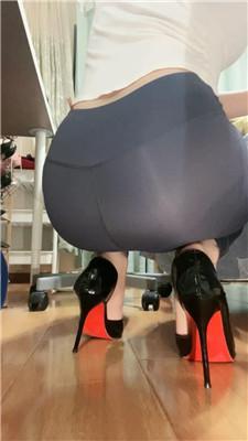 【佳佳】看美臀吃排泄物 JS240801-13