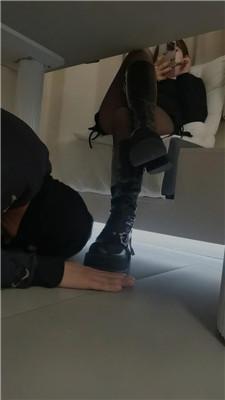 【甜沁】桌底视角-踩踏鞋底喂食【双视角版】 JS241018-7