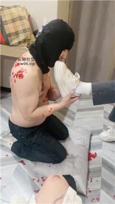 【小凤梨】跪舔小白鞋原味玉足 JS250125-14