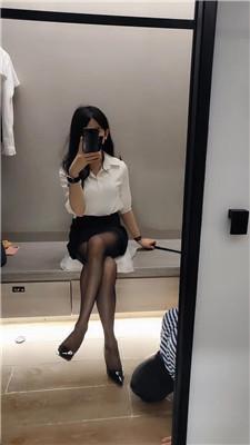 【米小糖】黑丝脚踩虐地毯奴 JS250625-35